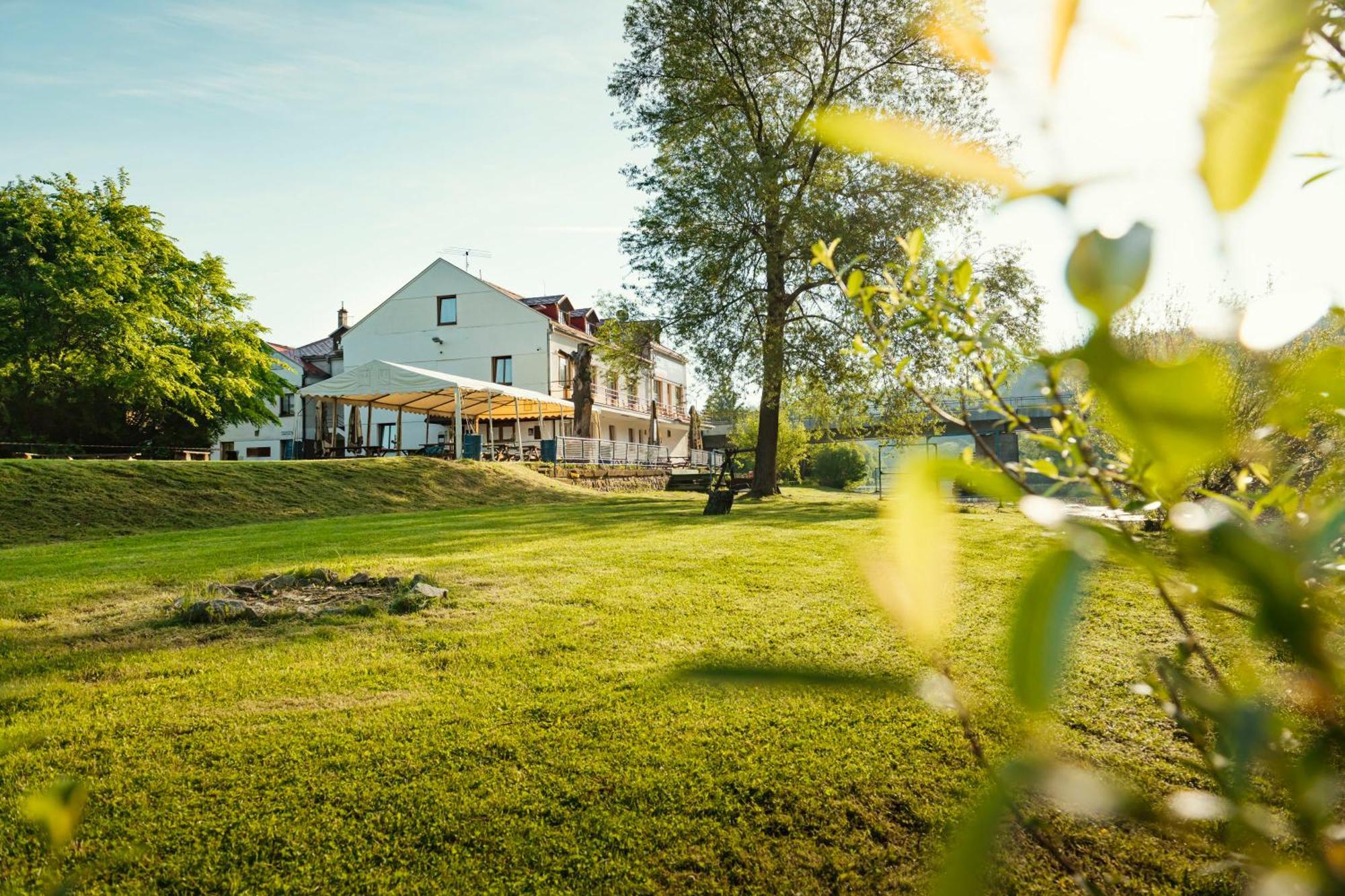 Hotel Ostende Chocerady Bagian luar foto