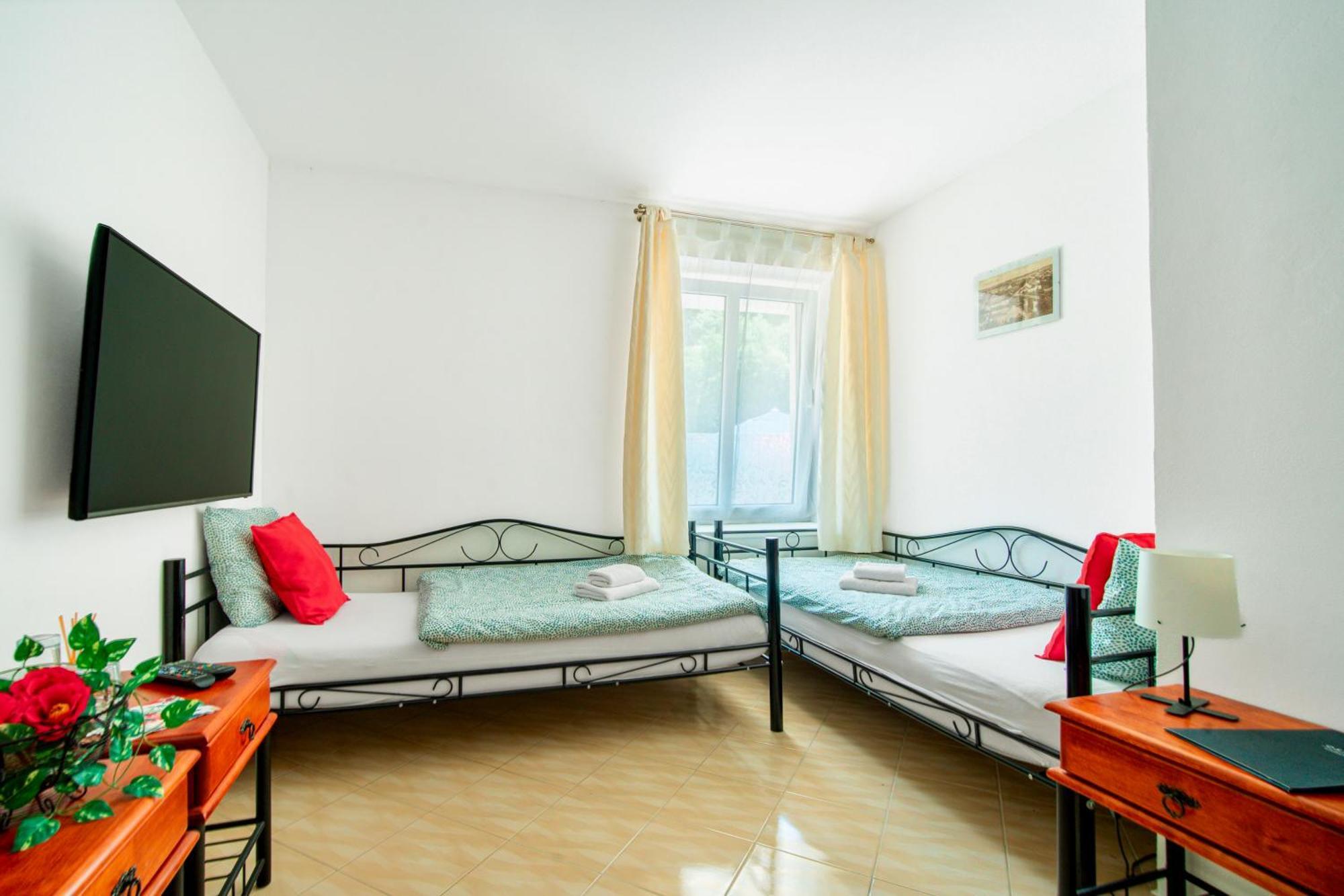 Hotel Ostende Chocerady Bagian luar foto