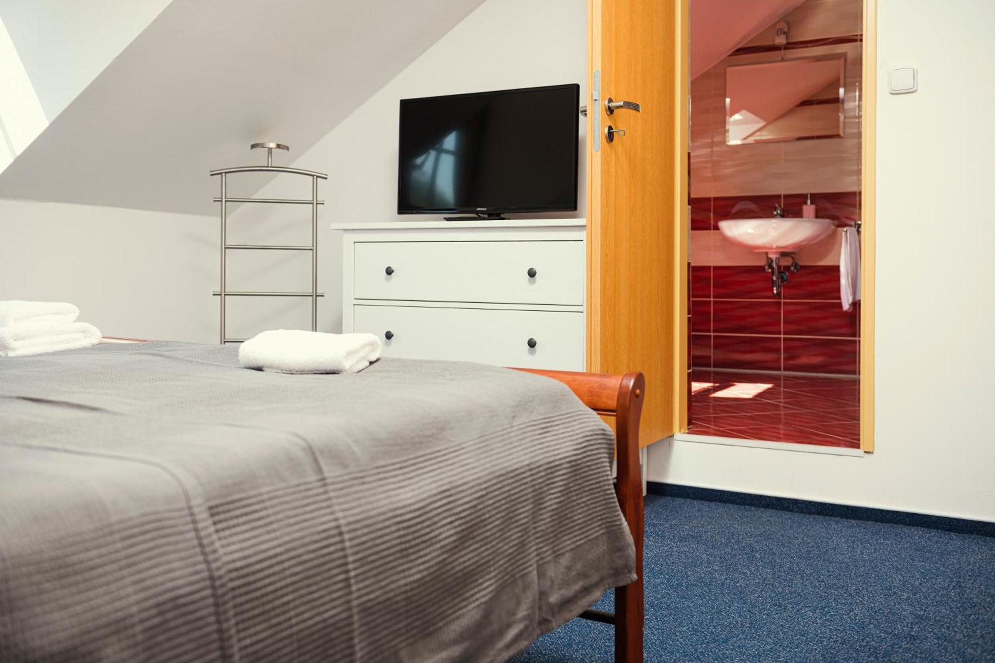Hotel Ostende Chocerady Bagian luar foto