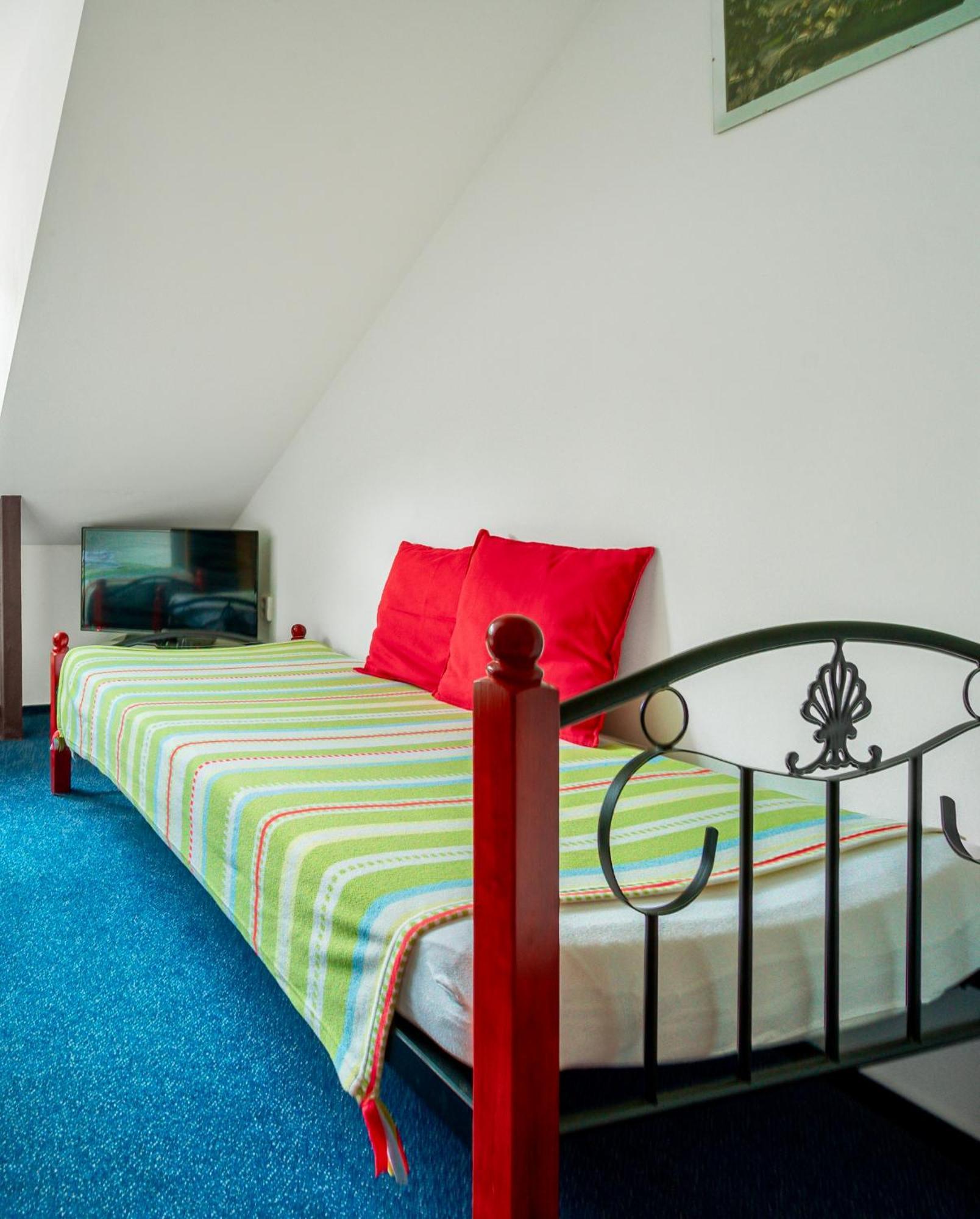 Hotel Ostende Chocerady Bagian luar foto