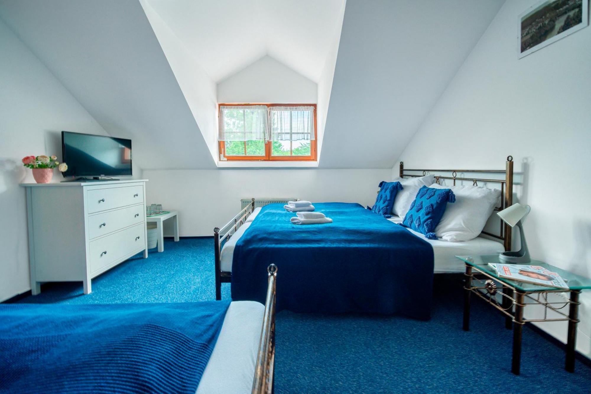 Hotel Ostende Chocerady Bagian luar foto