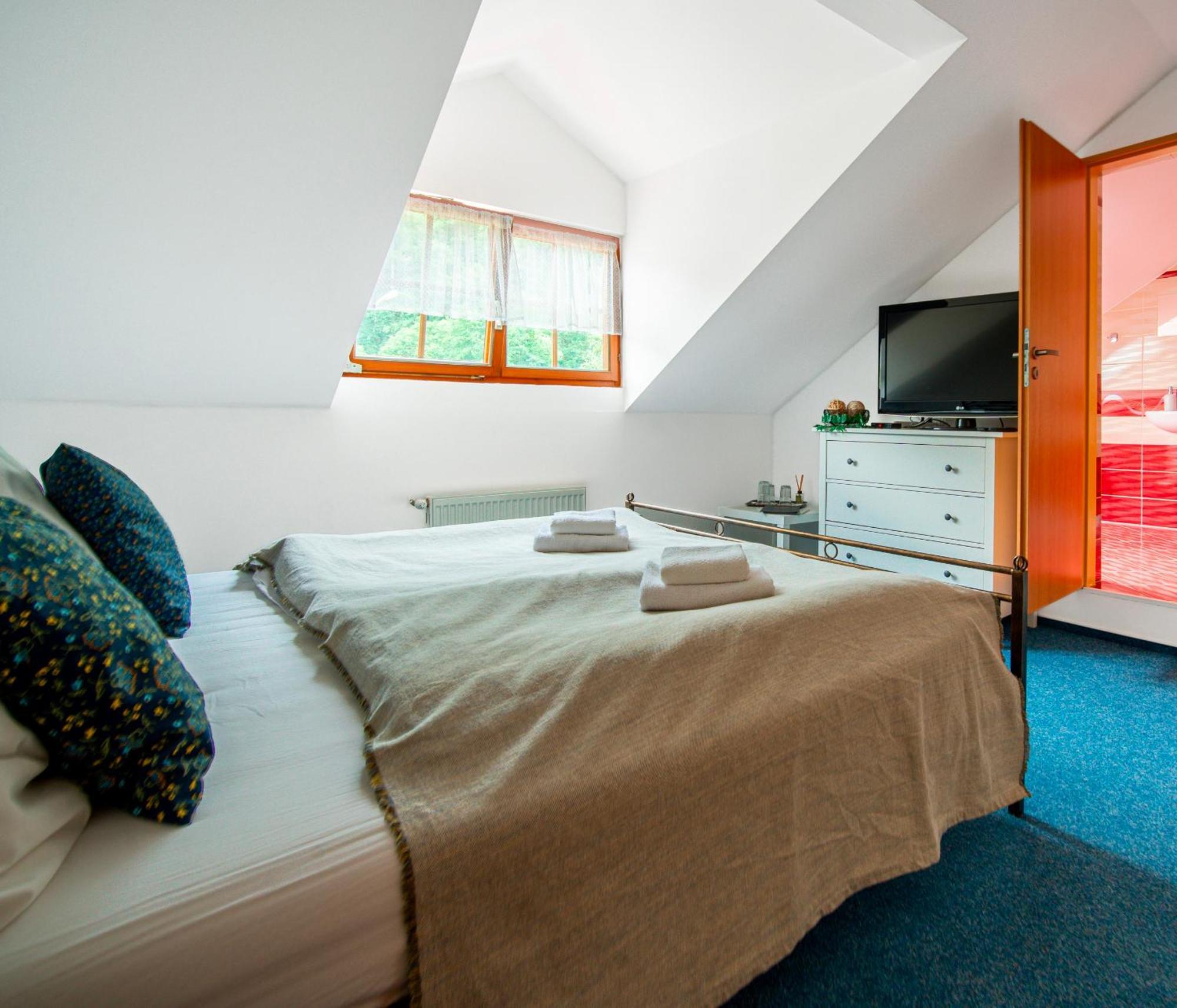 Hotel Ostende Chocerady Bagian luar foto